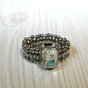 Cookie Lee silver stretch ring with large unique cut gem in the middle NWT